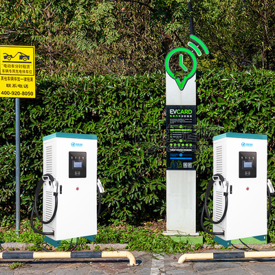 Γρήγορος φορτιστής EV DC 60 kw με διπλό πιστόλι φόρτισης οθόνης LCD